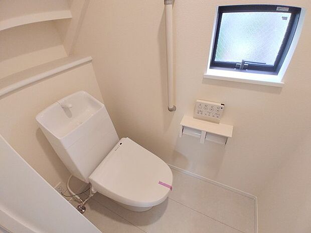 今すぐということはなくとも、いずれはお世話になるお手洗いの手すり付き。もちろんウォシュレットも付いてます。