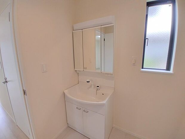 たっぷりの収納を設けたシャワー付洗面台で快適な暮らし。