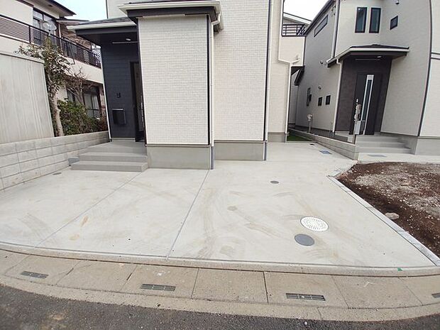 駐車場は2台まで駐車可能。マイカーの車幅もお確かめください。