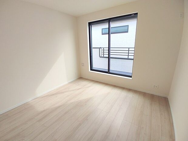 大事な日当たりは、大きな窓から。誰のお部屋にしましょう。