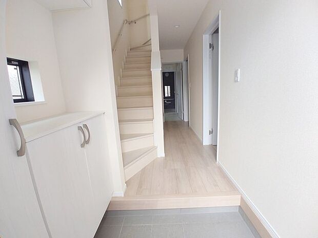 誰も住んだことのない家の玄関スペース。あたらしい木のにおいを感じていただけると思います。