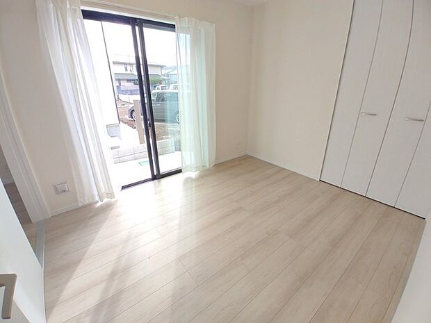 新築の木の匂いのする室内。写真では伝わらないので、ぜひ現地でお確かめください。 