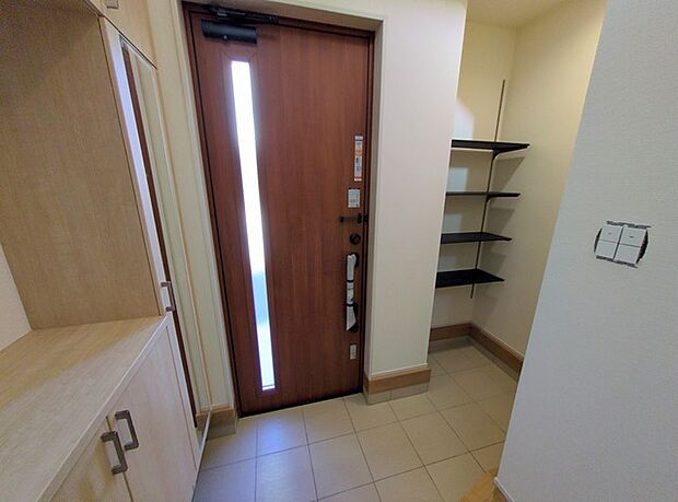 玄関は家の顔でもあります。広いと気持ちがいいですね!玄関横にはシューズインクローク付き、雨具や三輪車を置いても余裕の広さ。