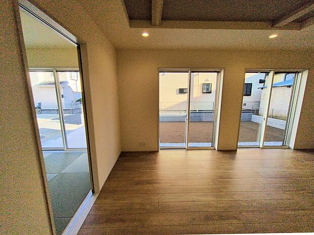 解放感あふれるリビングは、自然に光と風に恵まれます。