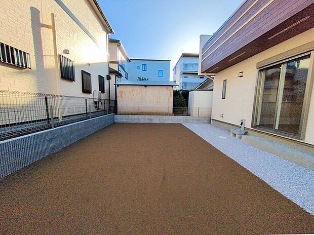 お子様が駆け回れるお庭。想像するだけでワクワクしますね。