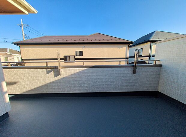 住宅街の中の一戸建て、あたりはほとんど住宅です。