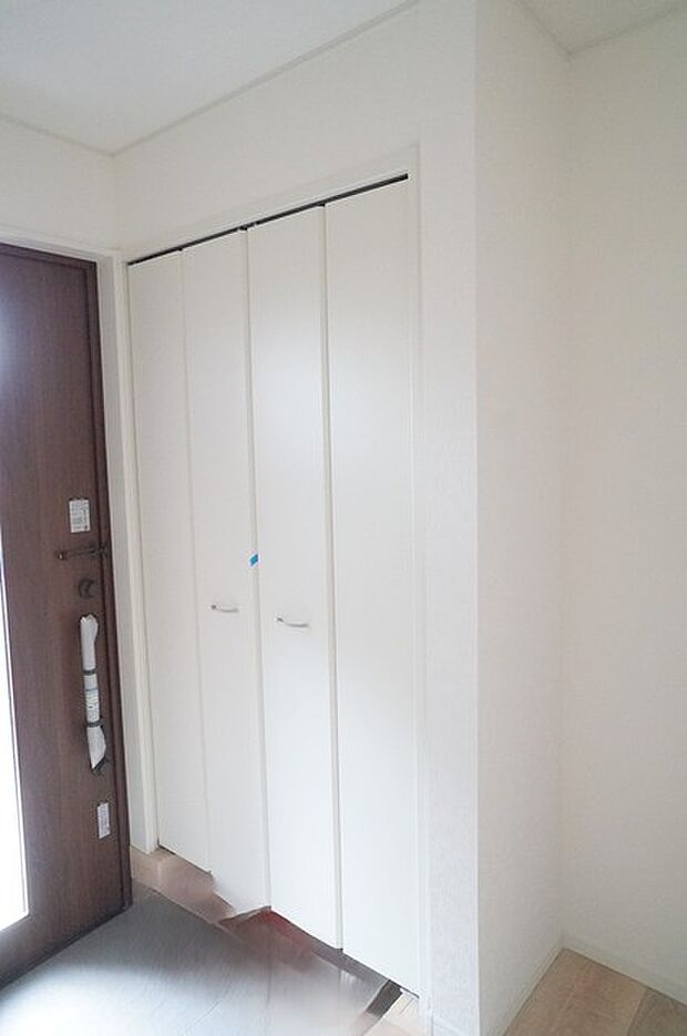 シンプルなデザインの玄関収納。