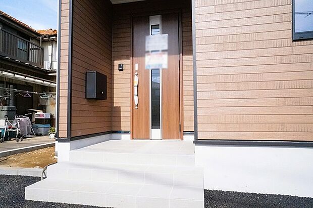 この扉を開けると、新築の木の匂いが待ってます。