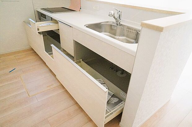 収納スライドをぐっと開けばお鍋や調味料をどんどんしまえる大収納。キッチンはいつもキレイ。