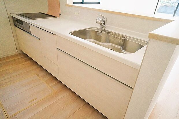 料理をしながらでも、ご家族との会話を楽しめる対面キッチン。 