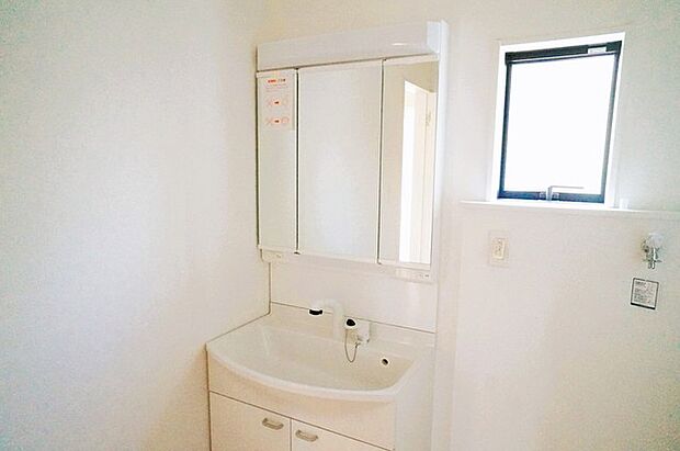 たっぷりの収納を設けたシャワー付洗面台で快適な暮らし。