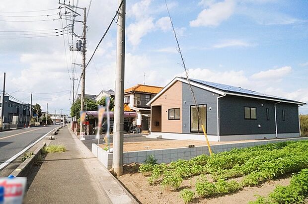 前面道路は歩道も整備され、小さなお子様にも安心です。
