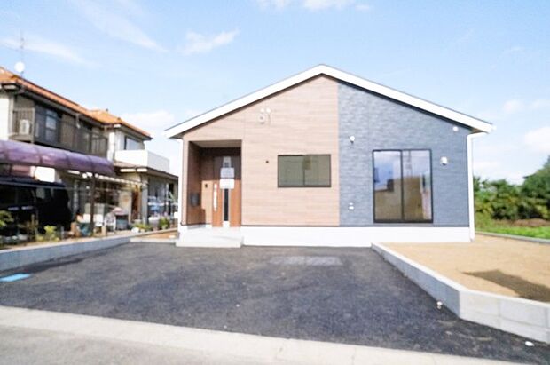 セカンドカーにも便利、駐車2台可の敷地。