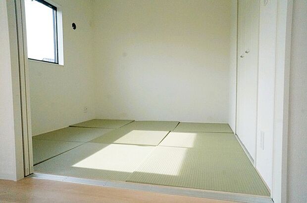 お子様にとっていいお昼寝空間になる和室は、ぜひリビングのお隣で。