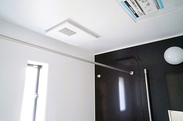 空気もこもらず、いつもクリーンな浴室乾燥機付。