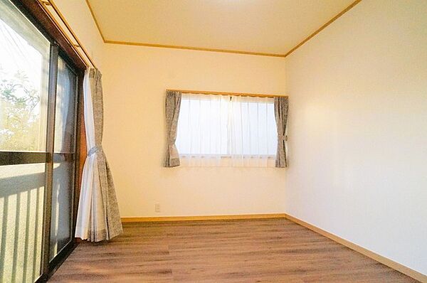 たっぷりの陽光と、心地よい風が舞い込みます。