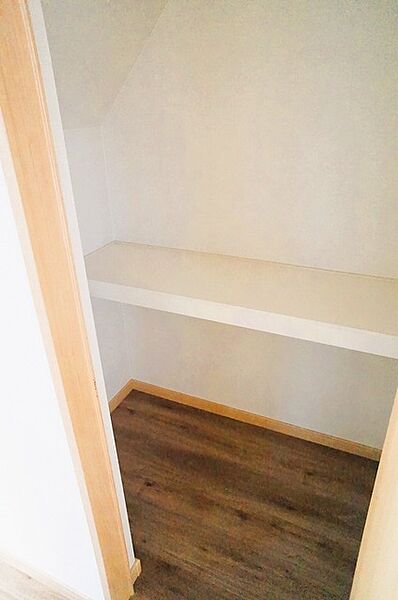 廊下や玄関の共用部には、こんな収納があるととっても便利です。