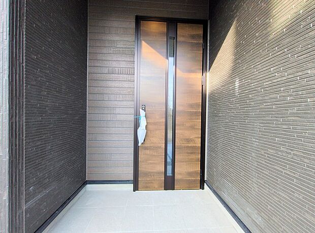 ポーチのついた新築分譲物件。玄関の印象はいかがでしょうか？入口からご覧ください。 