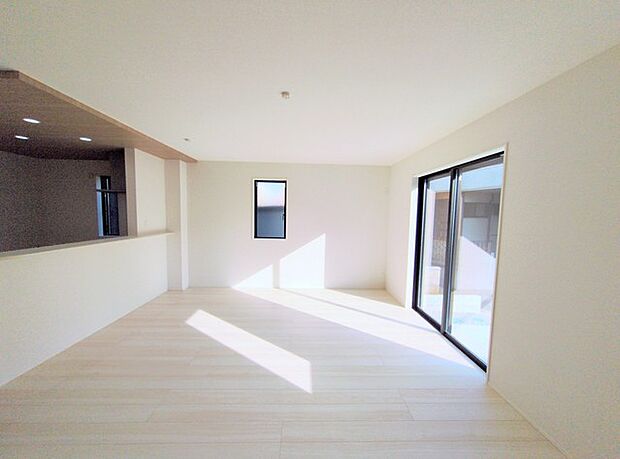 ご家族みんながゆったりくつろげる広々リビング。 