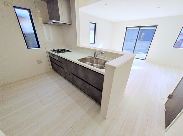 カウンターからはリビングが広く見渡せ、ご家族とのコミュニケーションも弾みます。