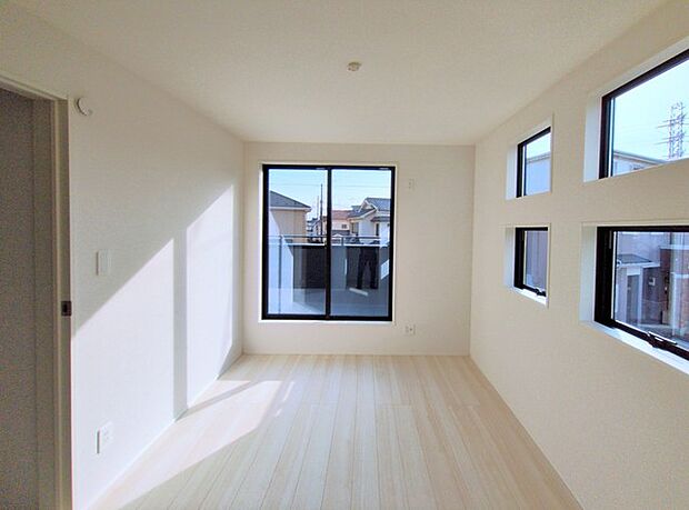 広々バルコニーから、たっぷり太陽の恵みが得られます。この部屋だれの部屋にしようかな、なんて会話を現地で楽しんでください。