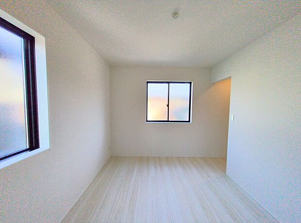 南から明るい光が射し込む、陽だまりの空間。子供部屋には丁度良い洋室。