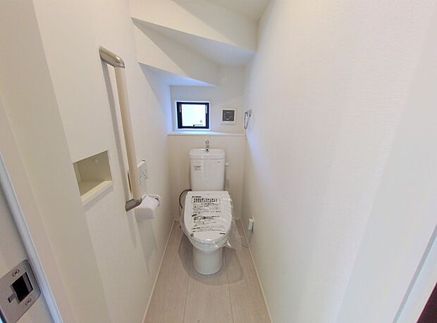 ウォシュレット機能付き。憩いの場としてひそかに注目度の高いお手洗いにもご注目ください。