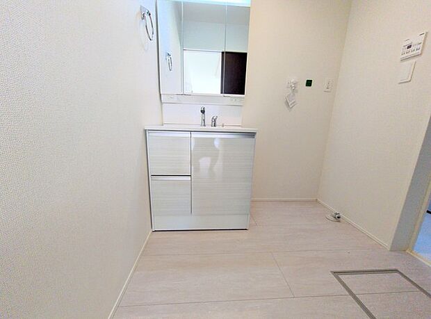 三面鏡を採用した洗面化粧台。鏡の裏にも収納スペースがあります。