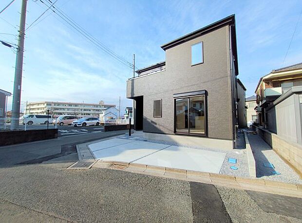 幅員こそやや狭くても、その分交通量が少なくて安心。