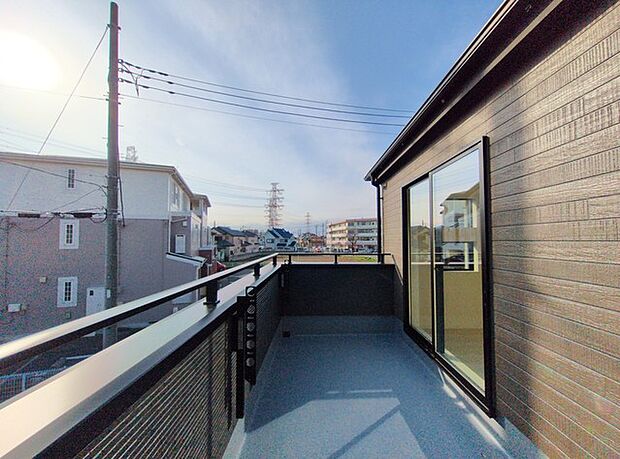 南側に面したワイドな幅のバルコニー、カラッと洗濯物が乾きそう。