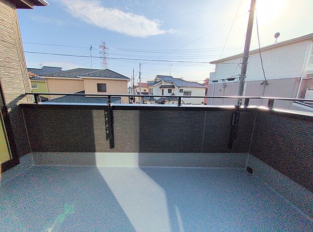 らくらくお洗濯を助ける広いバルコニー。 