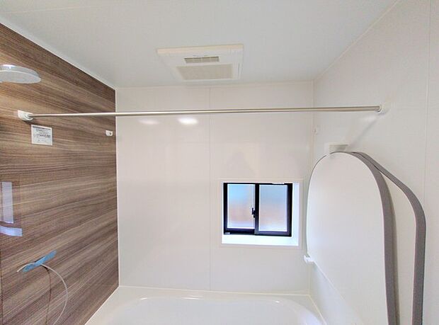 バスユニット1坪タイプ、浴室乾燥機、手すり付き。