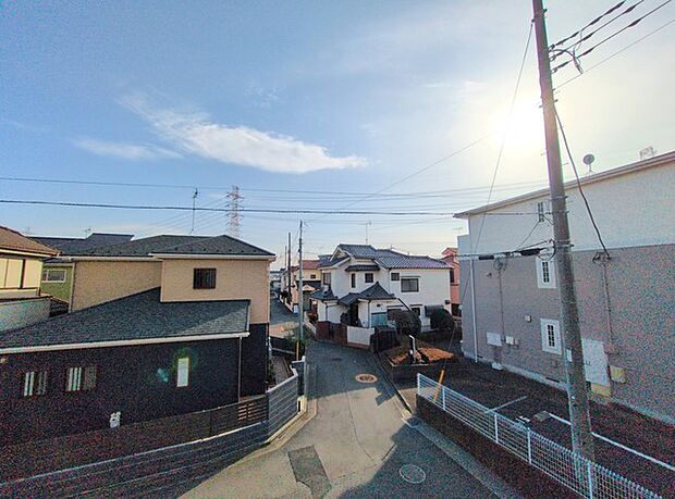 前面の住まいとの距離感があるから、圧迫感を感じません。 