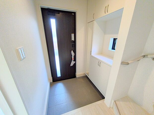 新築の木の匂いのする室内。写真では伝わらないので、ぜひ現地でお確かめください。 