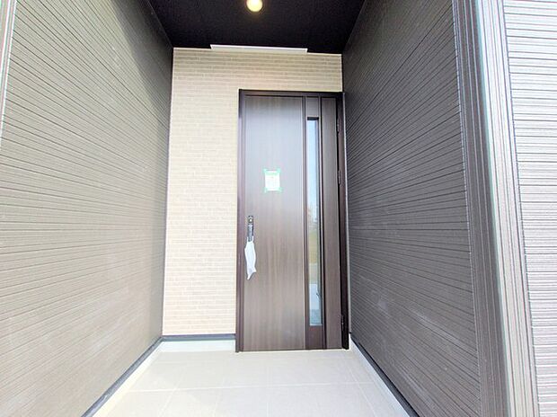 ポーチのついた新築分譲物件。玄関の印象はいかがでしょうか?入口からご覧ください。