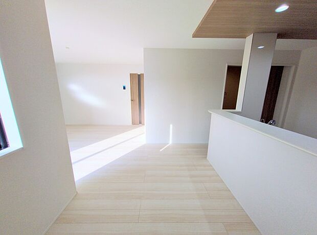 リビング空間とダイニング空間とか使い分けやすい間取り配置。対面式でキッチン立つ人の視界も良好です。