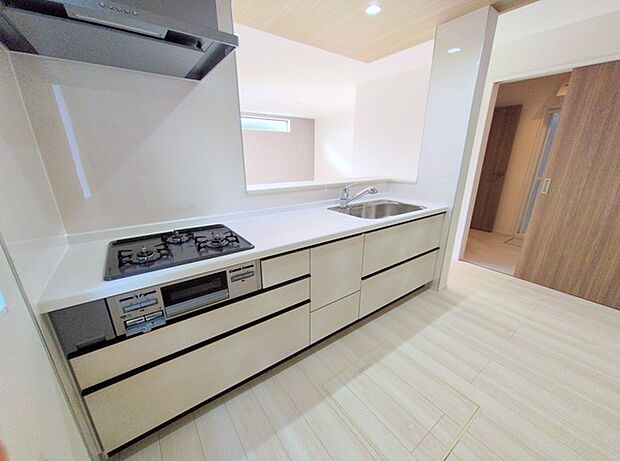 料理をしながらでも、ご家族との会話を楽しめる対面キッチン。