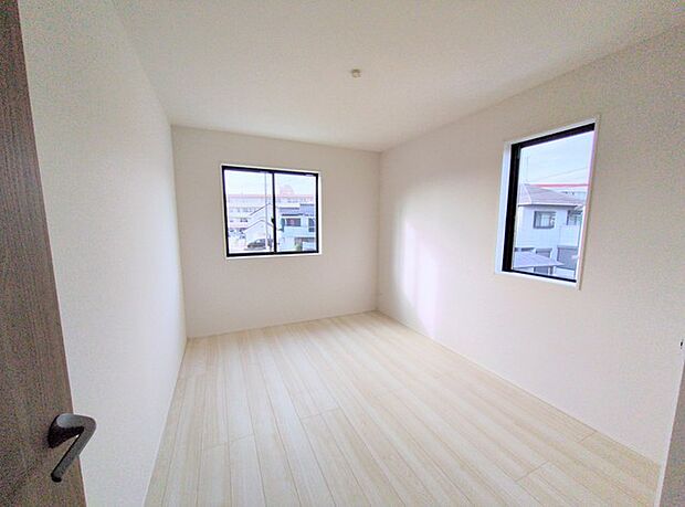 こちらの洋室は誰にも使いやすいサイズ感、6帖です。