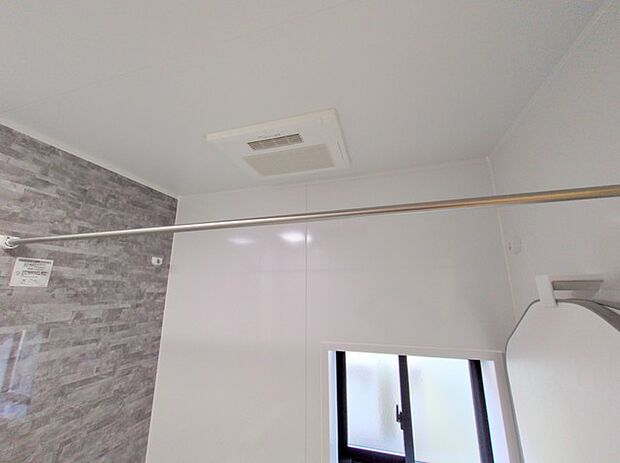 お洗濯ものもカラッと乾くのがうれしい、浴室乾燥機。換気機能も良好なので、その快適さにびっくりすると思います。