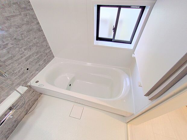 広々1坪タイプのゆったり浴室ユニット。防カビ・抗菌素材なのもうれしい。