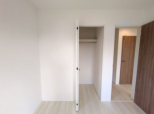 部屋と部屋の隙間をうまく使ったスリムな収納スペース。 