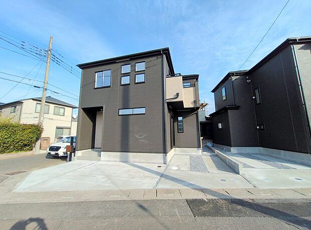 駐車場は2台まで駐車可能。マイカーの車幅もお確かめください。