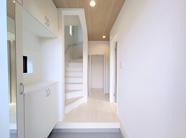 床材はワックス不要タイプ。お手入れが楽になる建材を使って建てました。