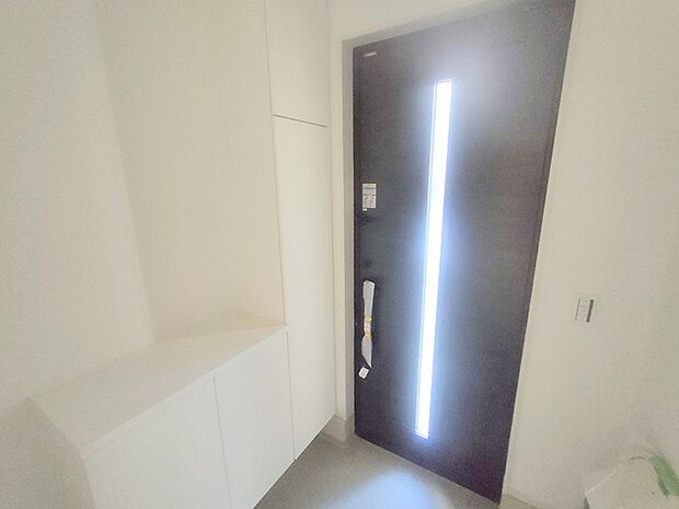 玄関を開けたらシューズボックス、使いやすい配置です。 