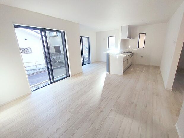 解放感あふれるリビングは、自然に光と風に恵まれます。 