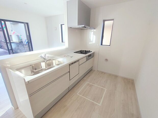 リビングで遊ぶお子様を見守りながらお料理ができる、対面キッチン。 