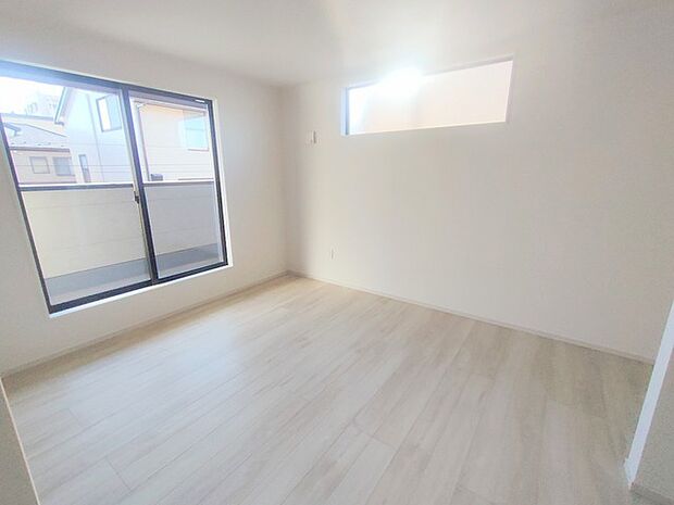 広々バルコニーから、たっぷり太陽の恵みが得られます。 