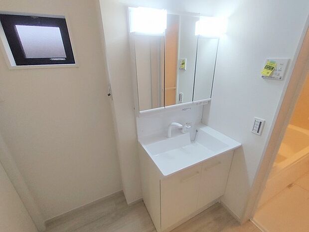 収納豊富な三面鏡付洗面化粧台。水回りのあれこれがキレイに収まりそうですね。 