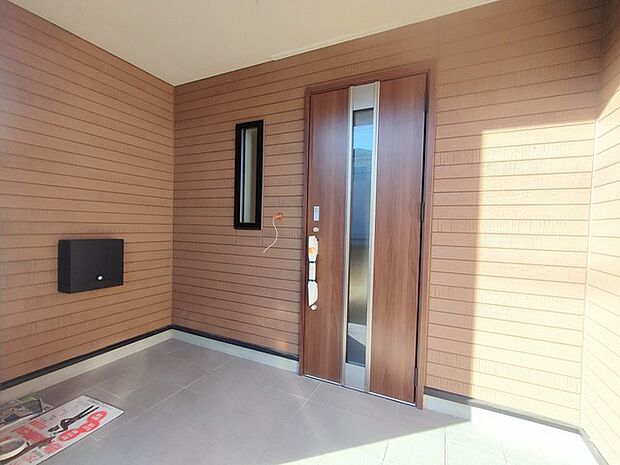 ポーチのついた新築分譲物件。玄関の印象はいかがでしょうか？入口からご覧ください。 