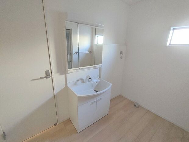 洗面化粧台は清潔感の漂うホワイトをベースカラーに、シンプルなデザインで。 